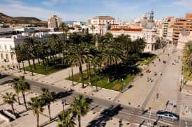 Plaza del Ayuntamiento vista desde arriba con palmeras y edificios históricos