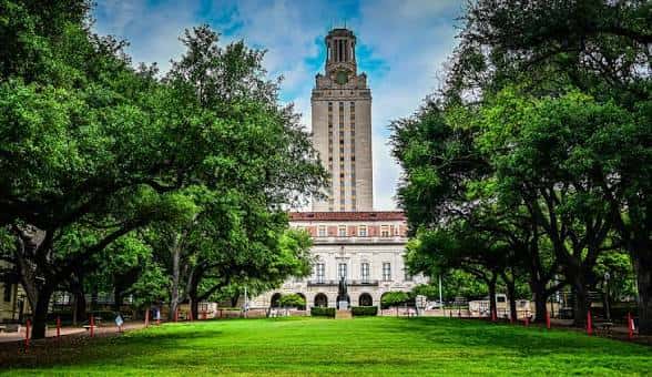 El Main Mall enmarcado por árboles frondosos con la torre al fondo