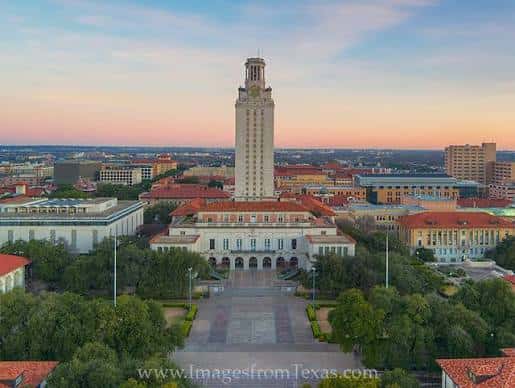 Vista aérea del campus de UT Austin al atardecer mostrando la torre y los edificios circundantes