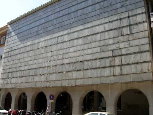 Vista exterior de la fachada principal de la Biblioteca Pública del Estado en Huelva