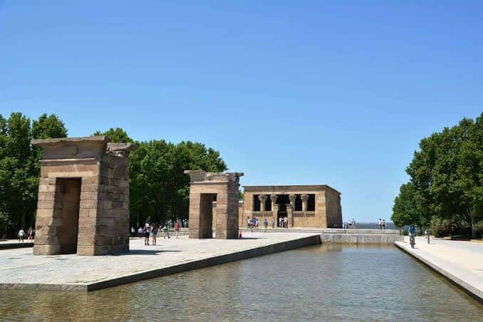 Vista diurna del Templo de Debod con visitantes y cielo despejado