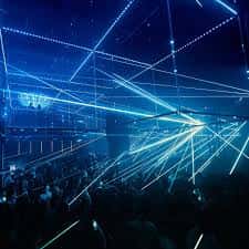 Interior del club con luces láser azules y multitud de personas