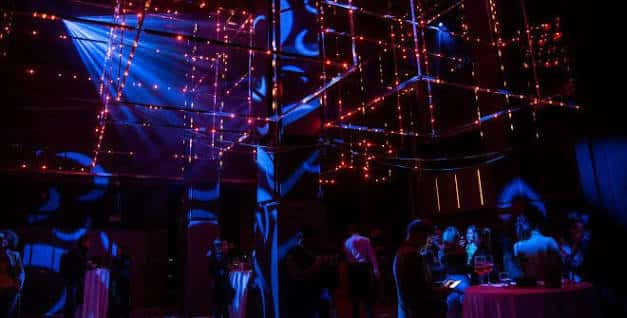 Ambiente festivo en el ART Madrid Club con iluminación roja y azul