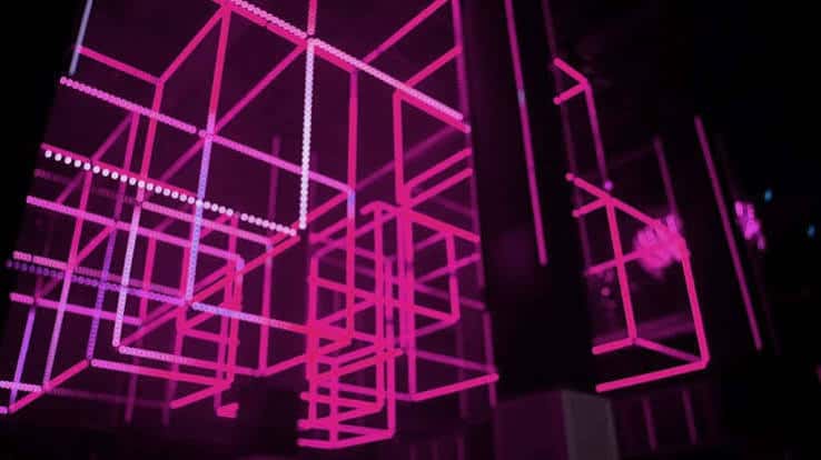 Decoración interior con estructuras geométricas iluminadas en rosa