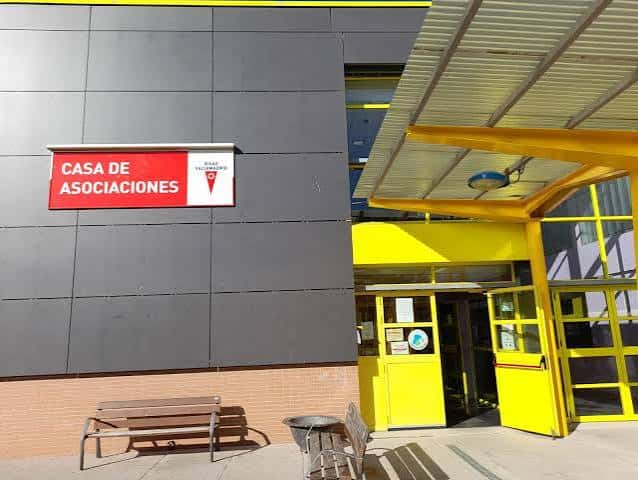 Fachada de la Casa de Asociaciones con letrero rojo y detalles en amarillo
