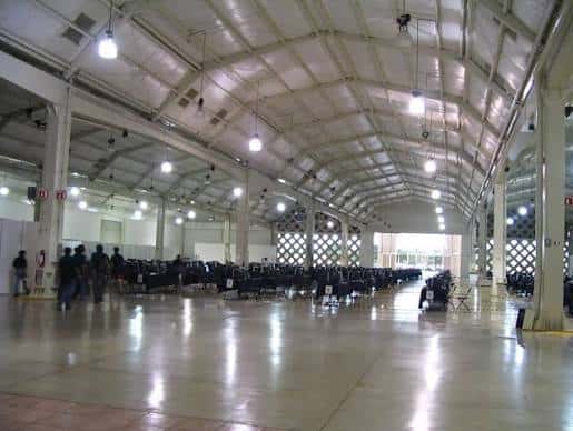 Vista interior del salón de convenciones con techo abovedado y sillas dispuestas para evento