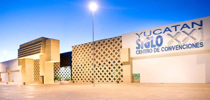 Exterior nocturno del edificio con letrero iluminado 'Yucatán Siglo XXI Centro de Convenciones'}