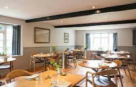 Interior acogedor del restaurante con mesas dispuestas para eventos