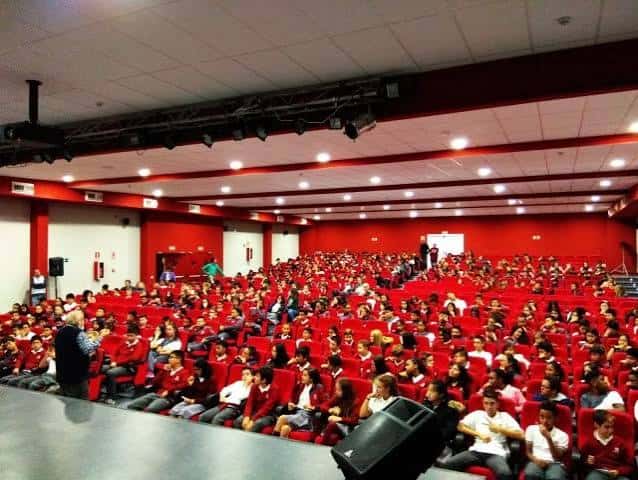 Auditorio lleno de estudiantes en el Teatro Salesianos Estrecho