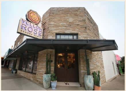 Fachada exterior de la tienda Yellow Rose by Kendra Scott en Austin