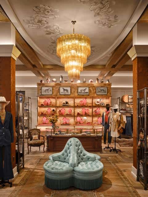 Interior elegante de la tienda con vitrinas de joyería y decoración estilo texano