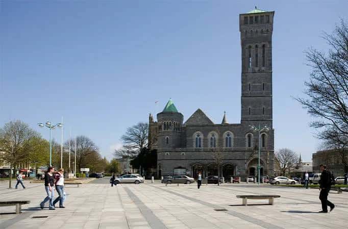 Plaza frente al Plymouth Guildhall con personas caminando y el edificio en primer plano