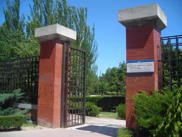 Entrada principal del Parque de la Solidaridad con columnas de ladrillo