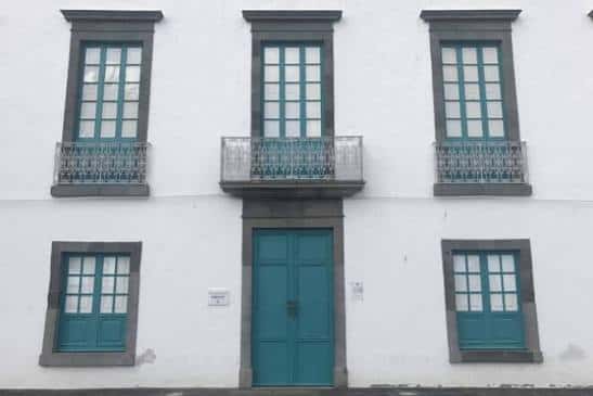 Fachada principal del Centro Sociocultural de Argana Baja con ventanas y balcones