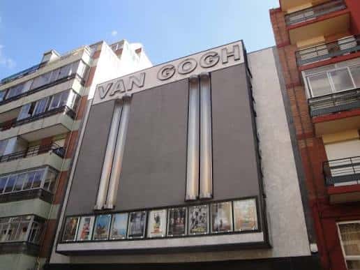 Fachada exterior del cine Van Gogh con cartelera de películas