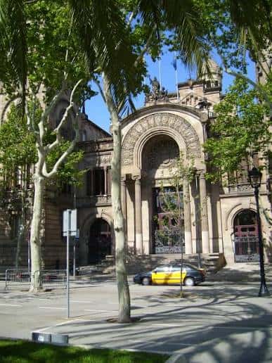 Fachada histórica del Palacio Nacional rodeado de árboles