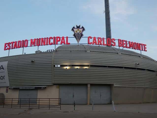 Fachada exterior del Estadio Municipal Carlos Belmonte con letrero principal