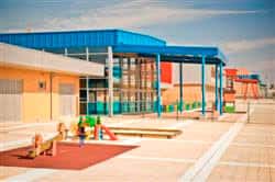Vista exterior del patio de recreo con zona de juegos infantiles