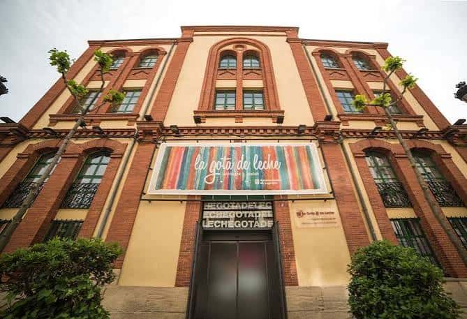 Entrada del edificio con cartel de 'La Gota de Leche' y detalles arquitectónicos