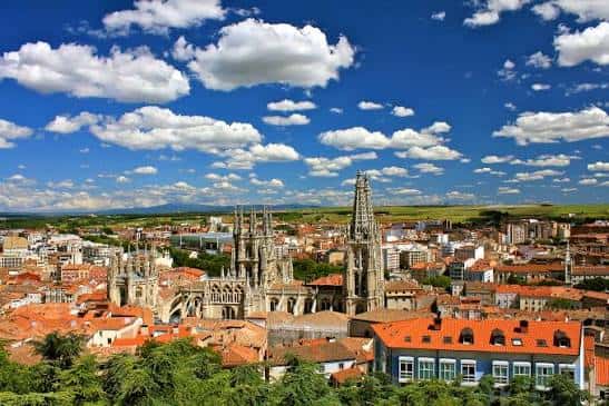 Vista panorámica del Casco Antiguo de Burgos con la Catedral y tejados rojos