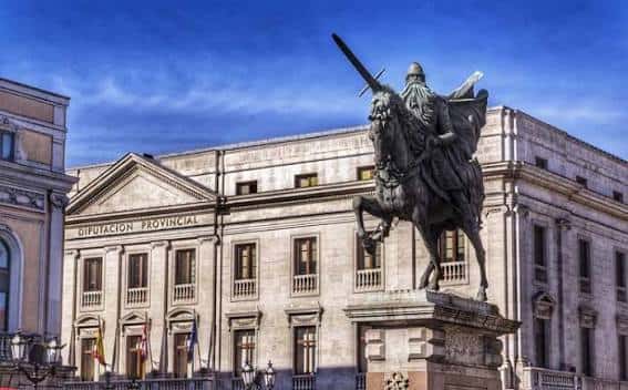 Estatua ecuestre del Cid frente a la Diputación Provincial en el centro urbano