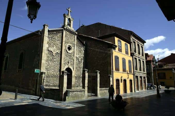 Vista exterior de la Capilla de Jesusín de Galiana en Avilés