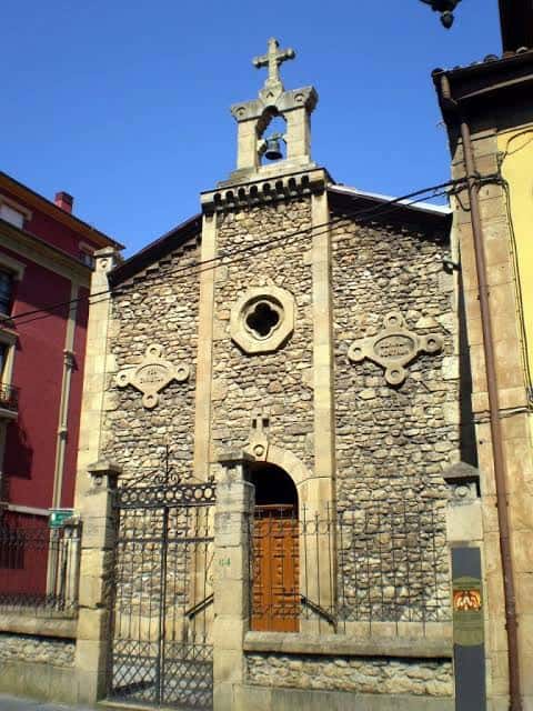 Fachada principal de la capilla con detalles arquitectónicos