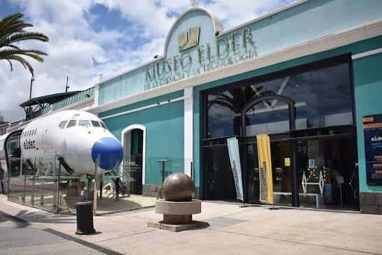 Fachada exterior del Museo Elder con un avión exhibido en la entrada