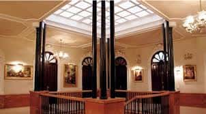 Interior principal con cúpula de cristal y columnas decorativas