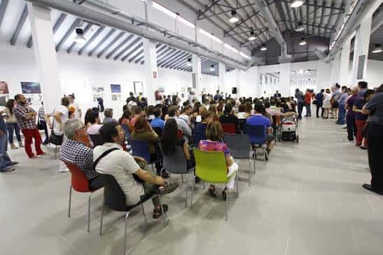 Evento en el interior del Espai Àgora con público sentado