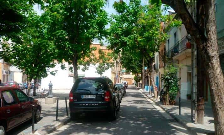 Calle arbolada en el barrio de Plus Ultra con edificios residenciales