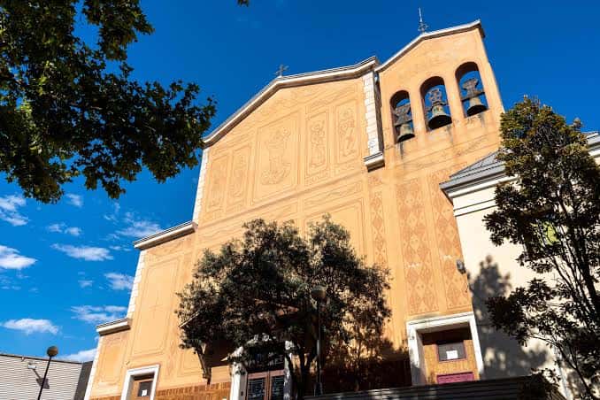 Vista elevada de la fachada de la iglesia bajo cielo azul