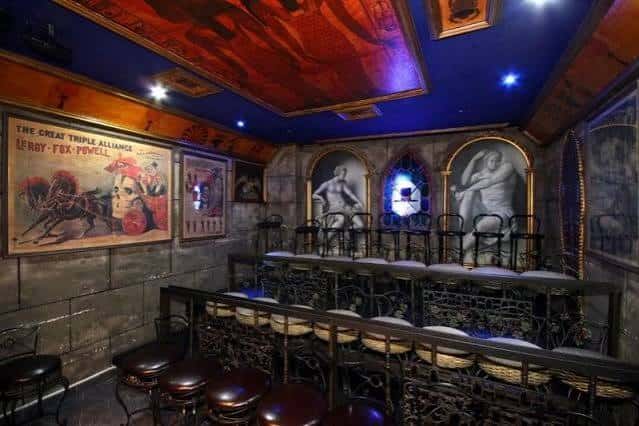 Zona de barra con decoración gótica y estatuas en nichos