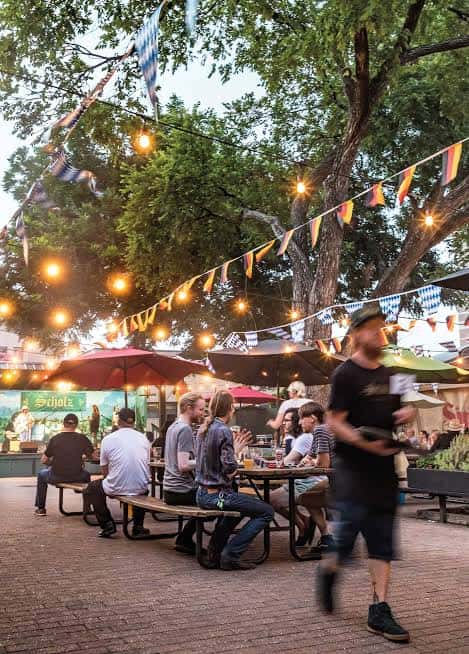 Ambiente festivo en el patio exterior con luces y banderas alemanas