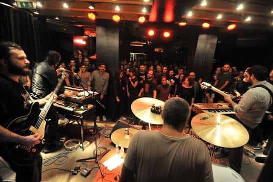 Concierto en vivo en el interior de Marula Café con público asistiendo