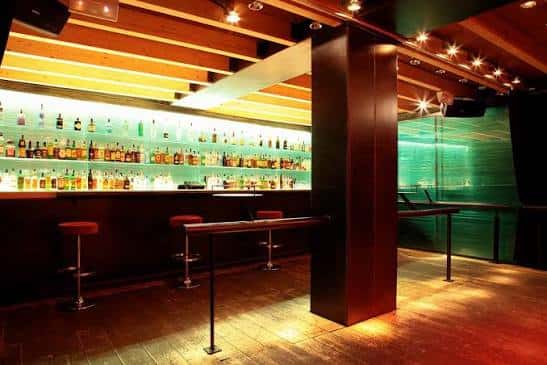Interior del bar Marula Café con barra iluminada y ambiente moderno
