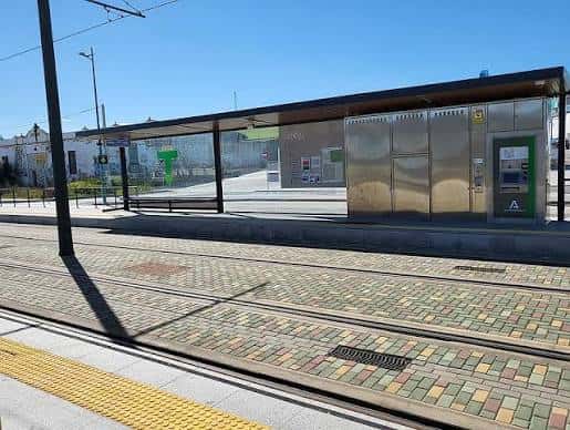 Estación de tren Pelagatos con andén y señalización clara