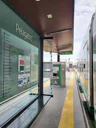 Vista lateral del andén de la estación Pelagatos con tren en plataforma