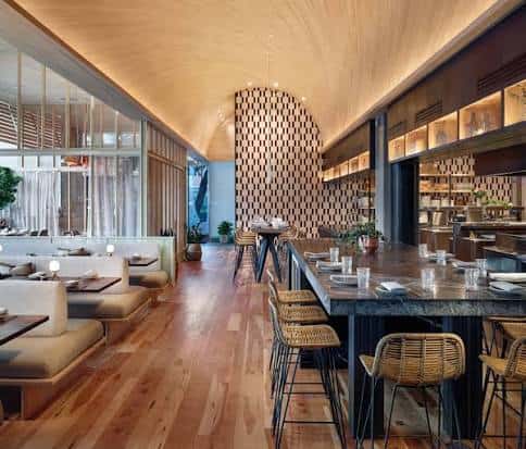 Interior del restaurante con barra de mármol y zona de asientos tipo sofá