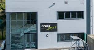Fachada moderna del centro Cross Court Padel con letrero visible