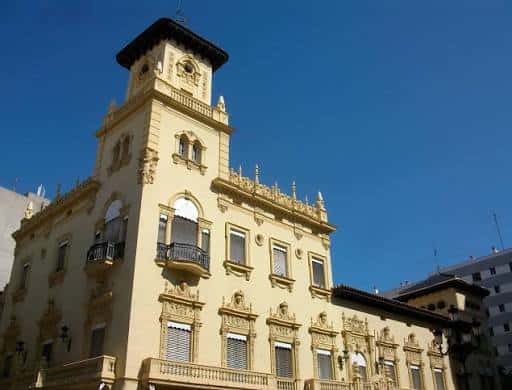 Fachada principal del Real Casino Antiguo con torre y detalles arquitectónicos