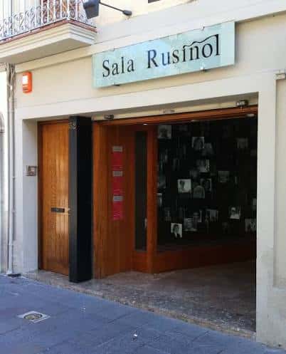 Vista exterior de la entrada principal de la Sala Rusiñol