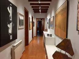 Interior del espacio con exposición de arte y decoración
