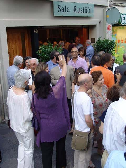 Evento social en la entrada de la Sala Rusiñol
