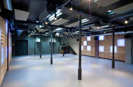 Espacio interior amplio y vacío del Portal de l'Eixample