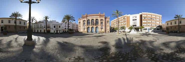 Panorámica de la Plaza Fragela mostrando el teatro, fuentes y entorno urbano