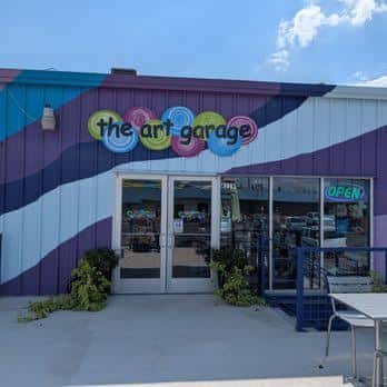 Fachada exterior del The Art Garage con su distintivo mural de colores