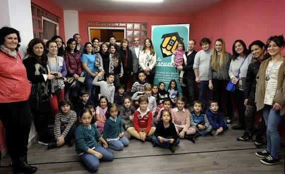 Grupo de personas reunidas en el interior de La Escueluca durante un evento