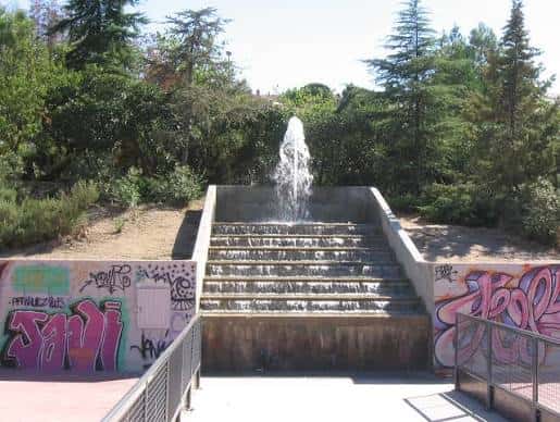 Fuente principal del parque con escalinata y vegetación circundante