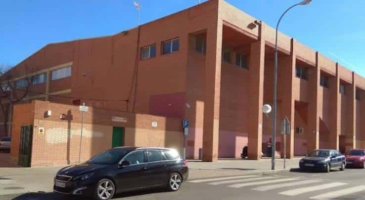 Vista exterior del Polideportivo Municipal Agustín Marañón con fachada de ladrillo